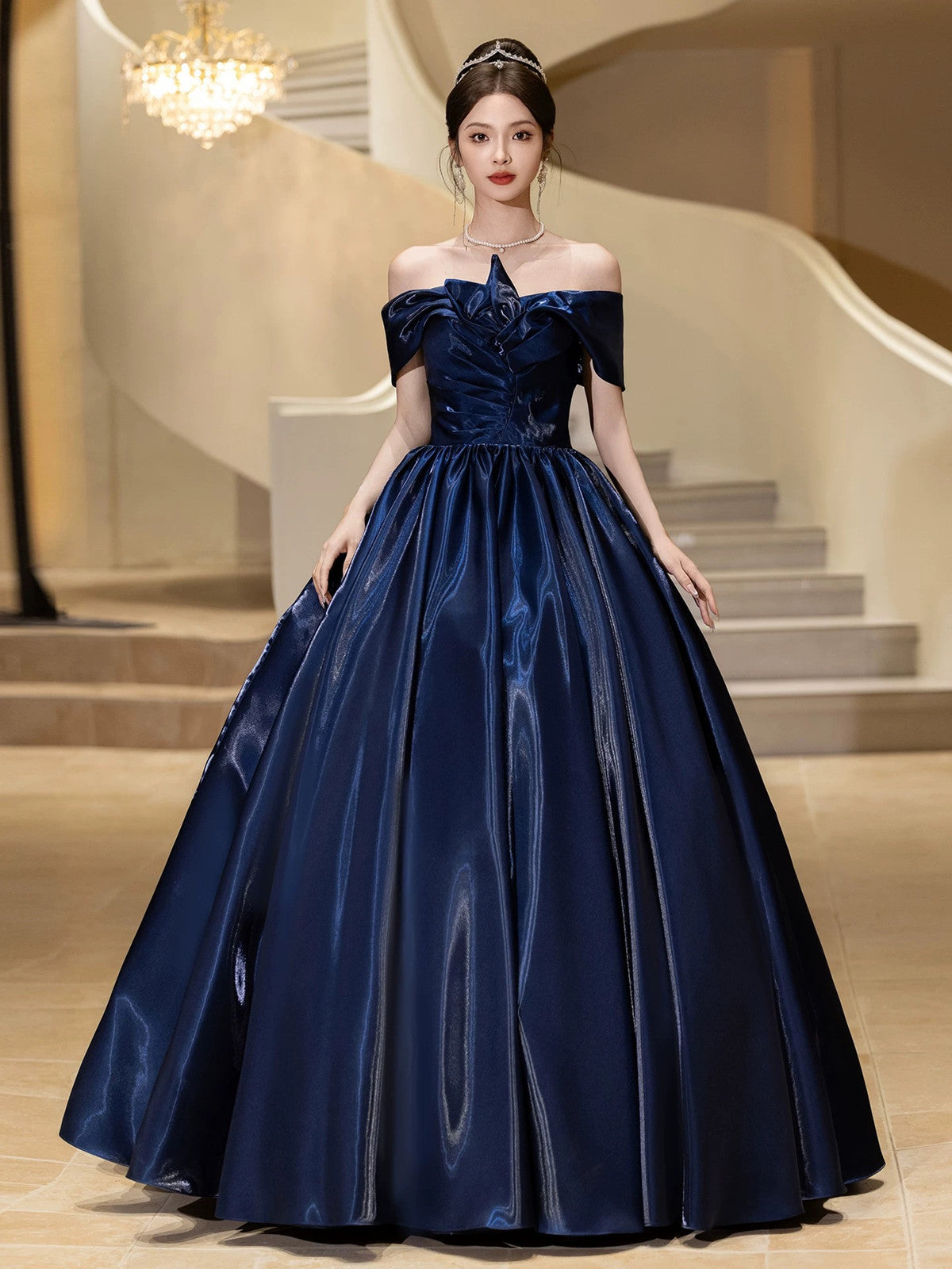 Vestido de fiesta azul marino de satén con hombros descubiertos y largo hasta el suelo 