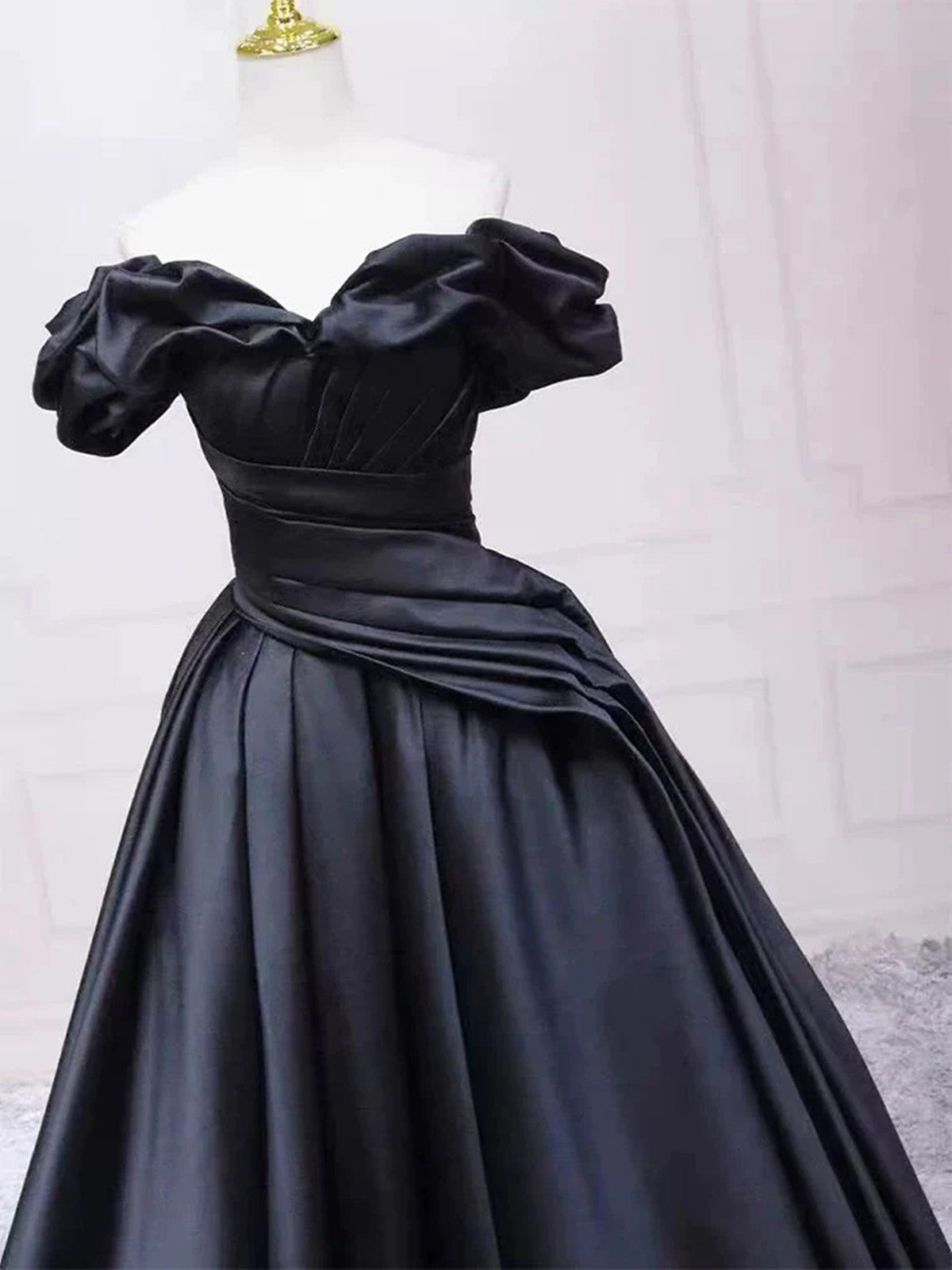 Vestido de fiesta largo de satén negro con escote en forma de corazón y hombros descubiertos 