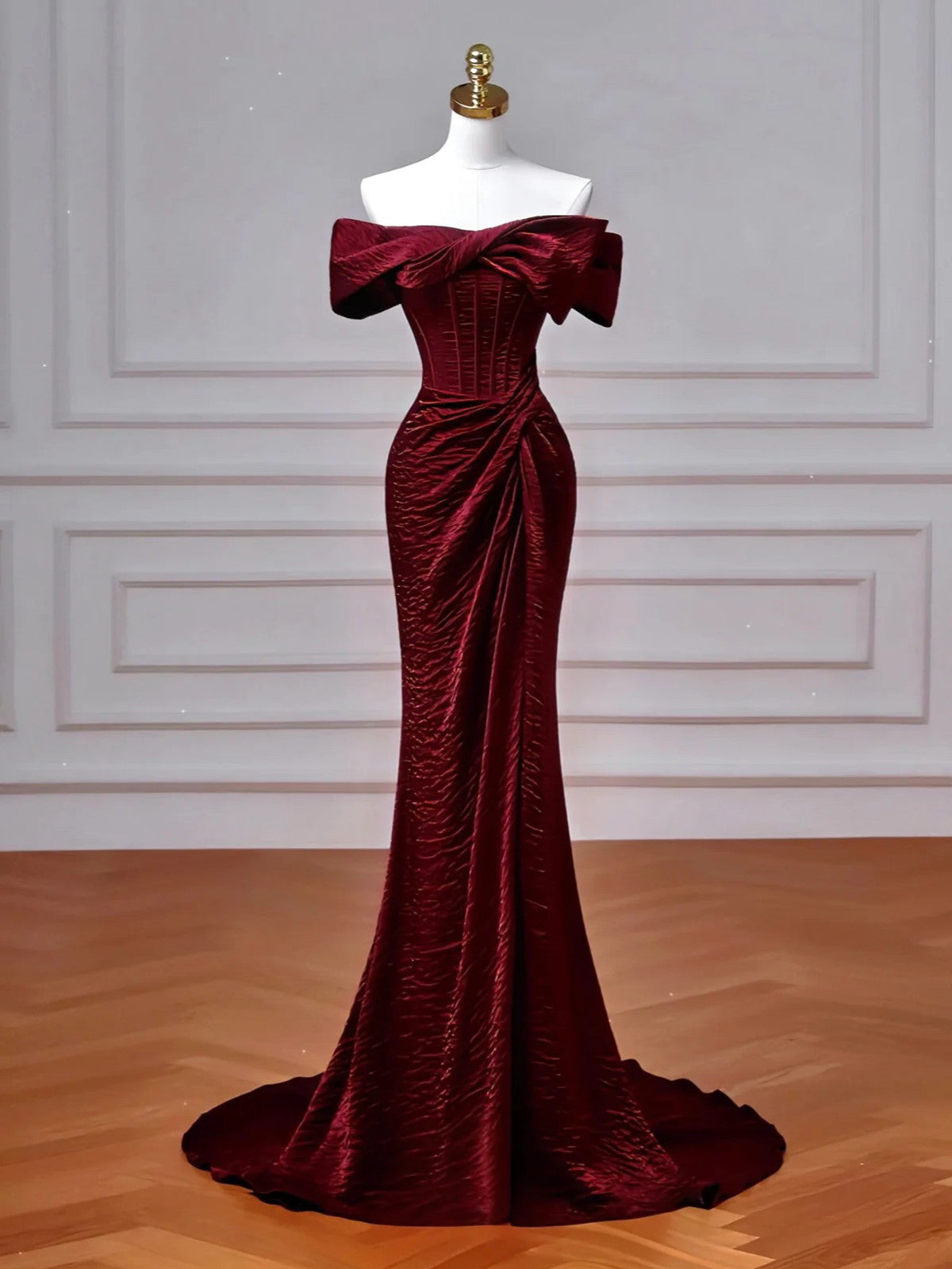 Vestido formal largo de sirena con hombros descubiertos en color rojo vino 