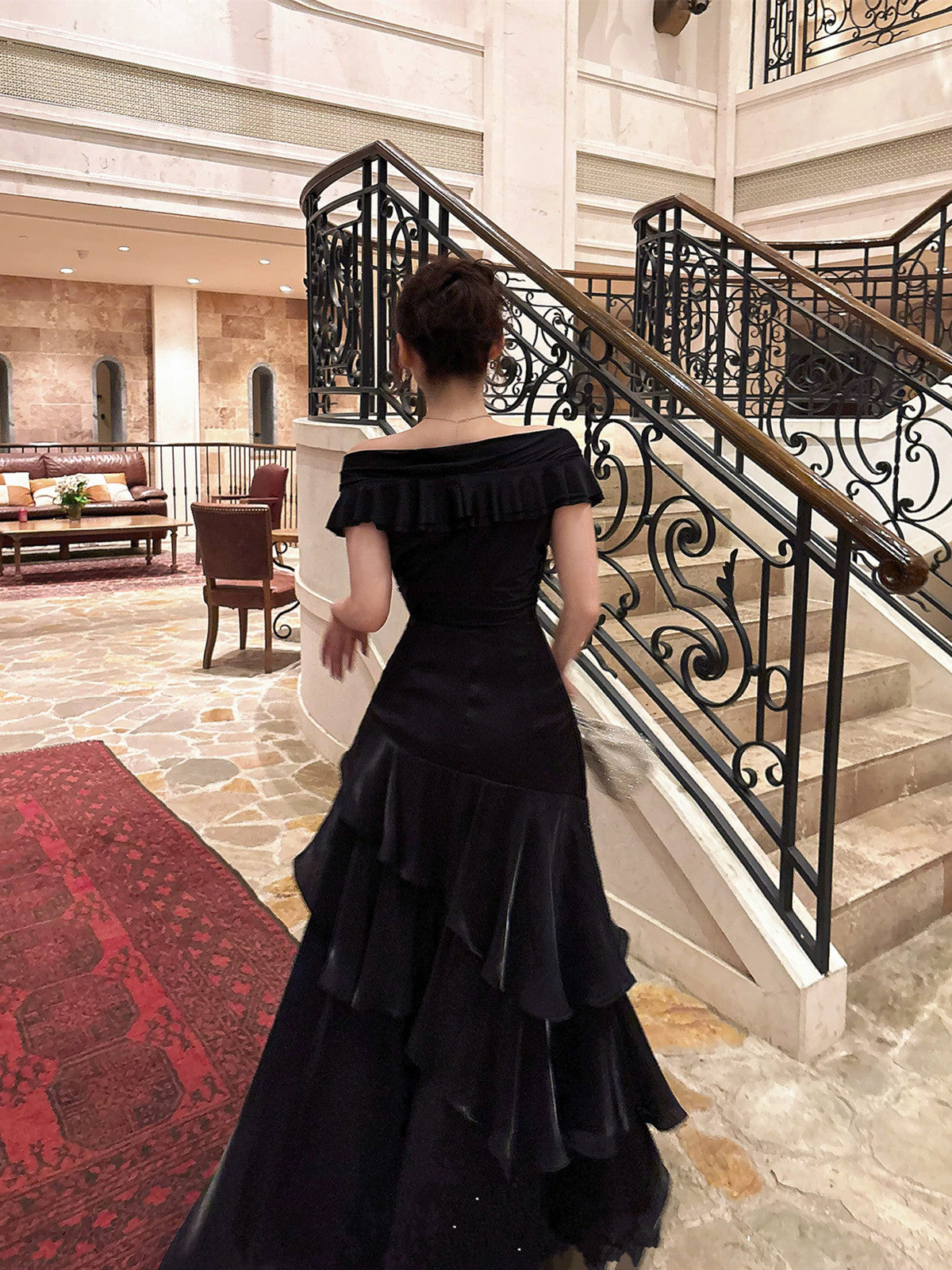 Vestido formal largo de satén negro con hombros descubiertos y capas 