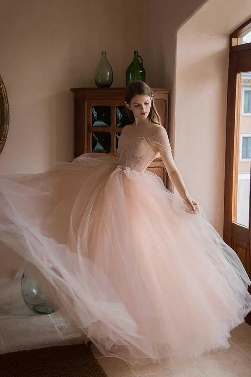 Vestido de fiesta largo de tul rosa con hombros descubiertos y cuentas 