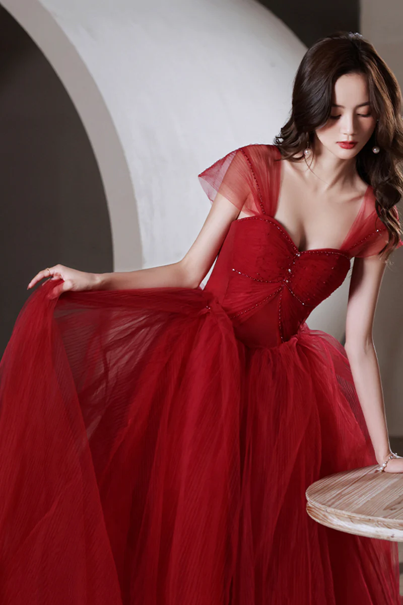 Vestido de noche largo de tul con escote en forma de corazón y cuentas en color rojo vino 