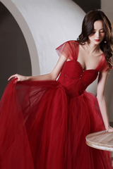 Vestido de noche largo de tul con escote en forma de corazón y cuentas en color rojo vino 