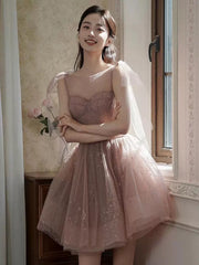 Lindo vestido de fiesta corto de tul brillante en color rosa oscuro con escote en forma de corazón 