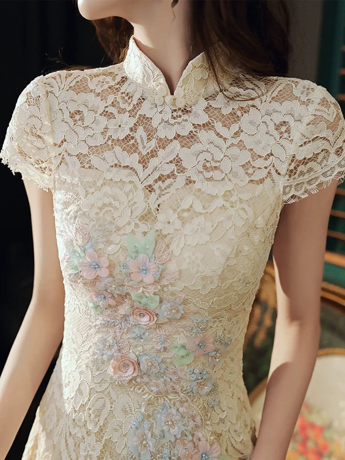 Vestido de fiesta de boda con escote alto y encaje color champán claro 