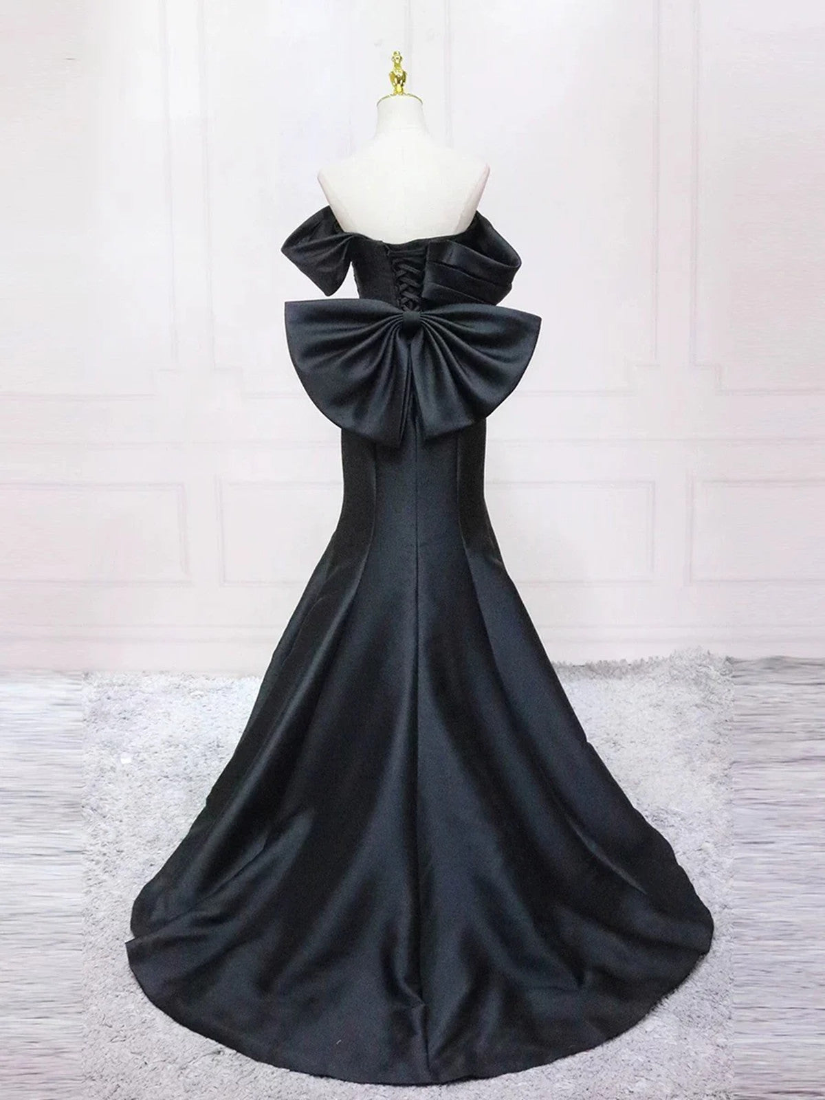 Vestido de fiesta de sirena negro de satén con hombros descubiertos 
