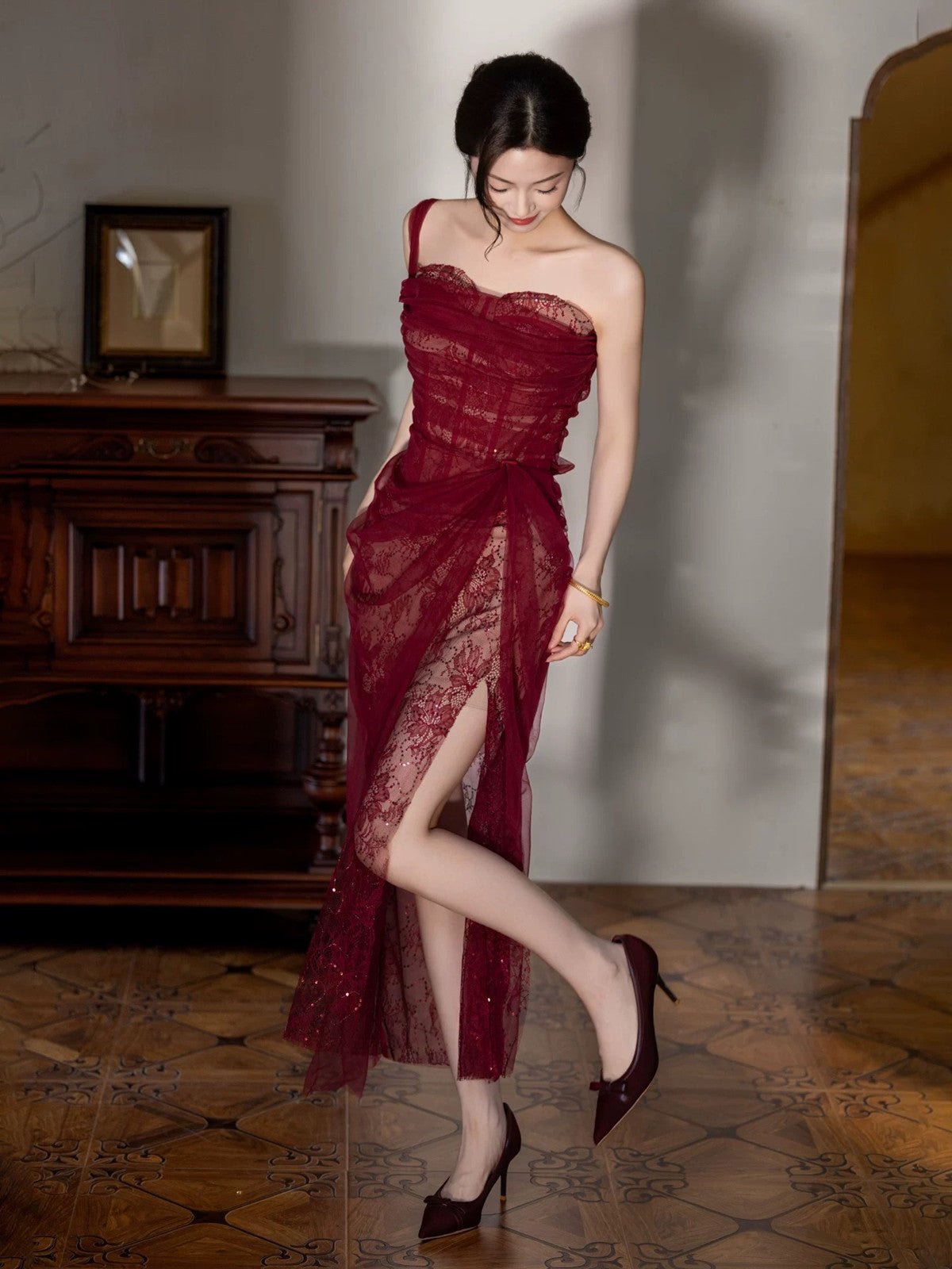 Vestido de fiesta de un solo hombro de tul y encaje rojo vino 