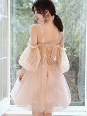 Precioso vestido de fiesta corto en rosa claro y champán con apliques de encaje. Vestidos cortos para el regreso a casa. 