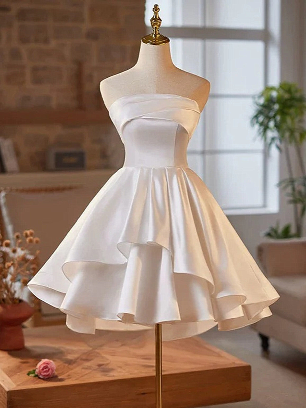 Vestido de graduación de satén blanco con escote alto y bajo 