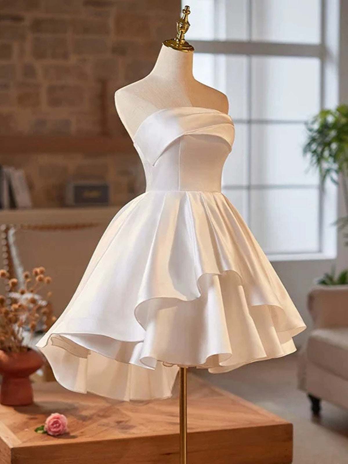 Vestido de graduación de satén blanco con escote alto y bajo 