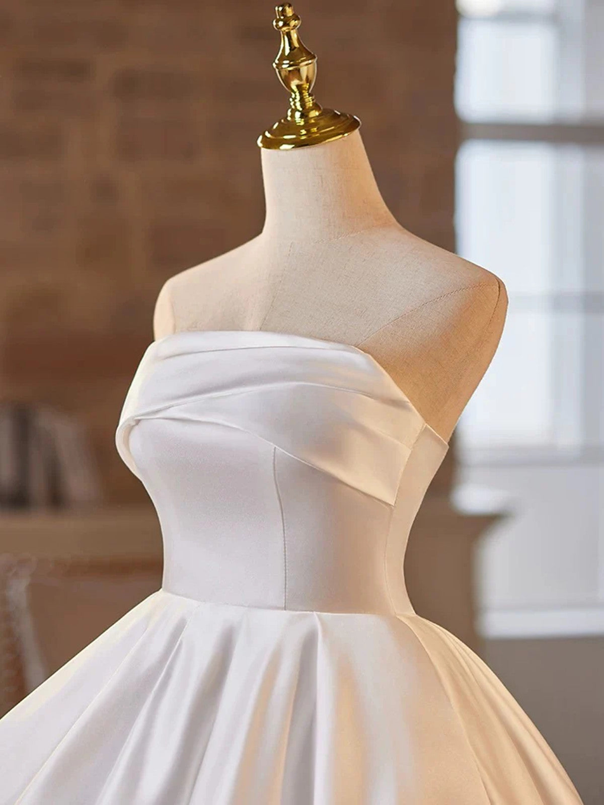Vestido de graduación de satén blanco con escote alto y bajo 
