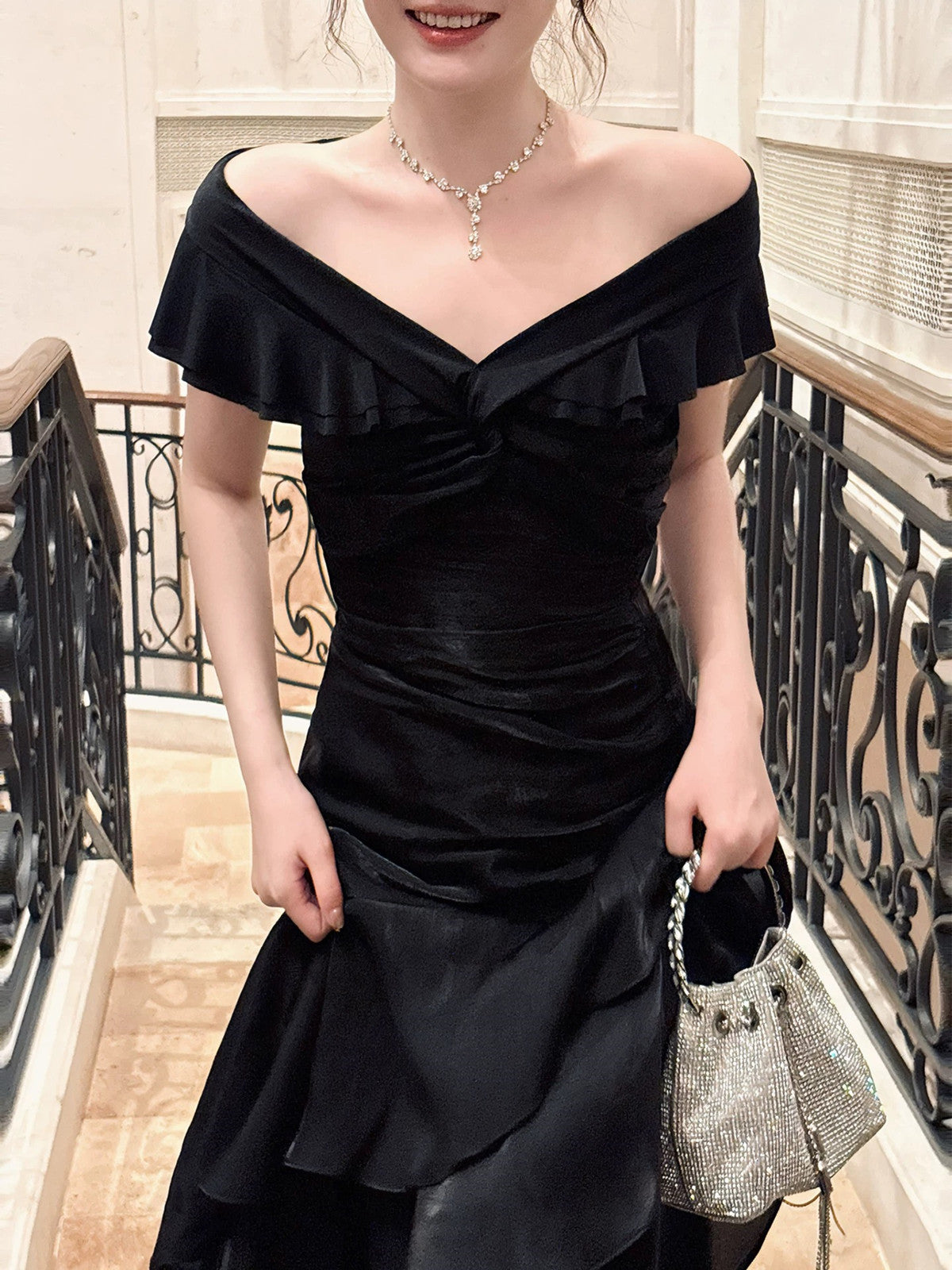 Vestido formal largo de satén negro con hombros descubiertos y capas 