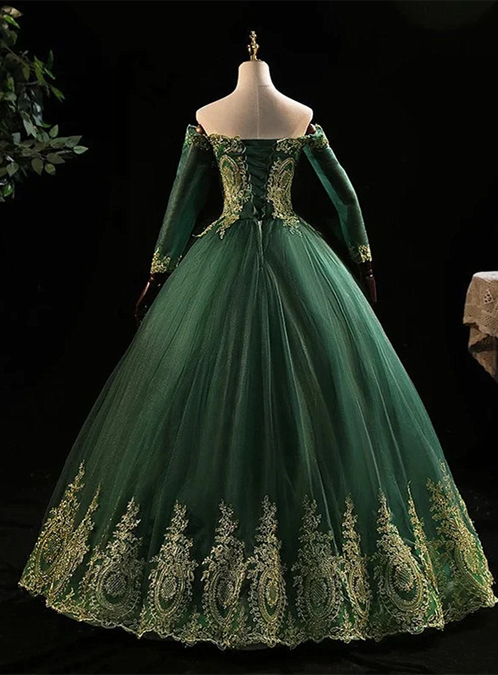 Vestido de quinceañera con mangas verde oscuro y encaje dorado