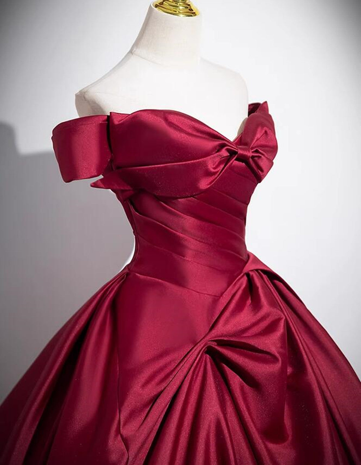 Vestido de fiesta de satén rojo vino con hombros descubiertos y largo hasta el suelo 