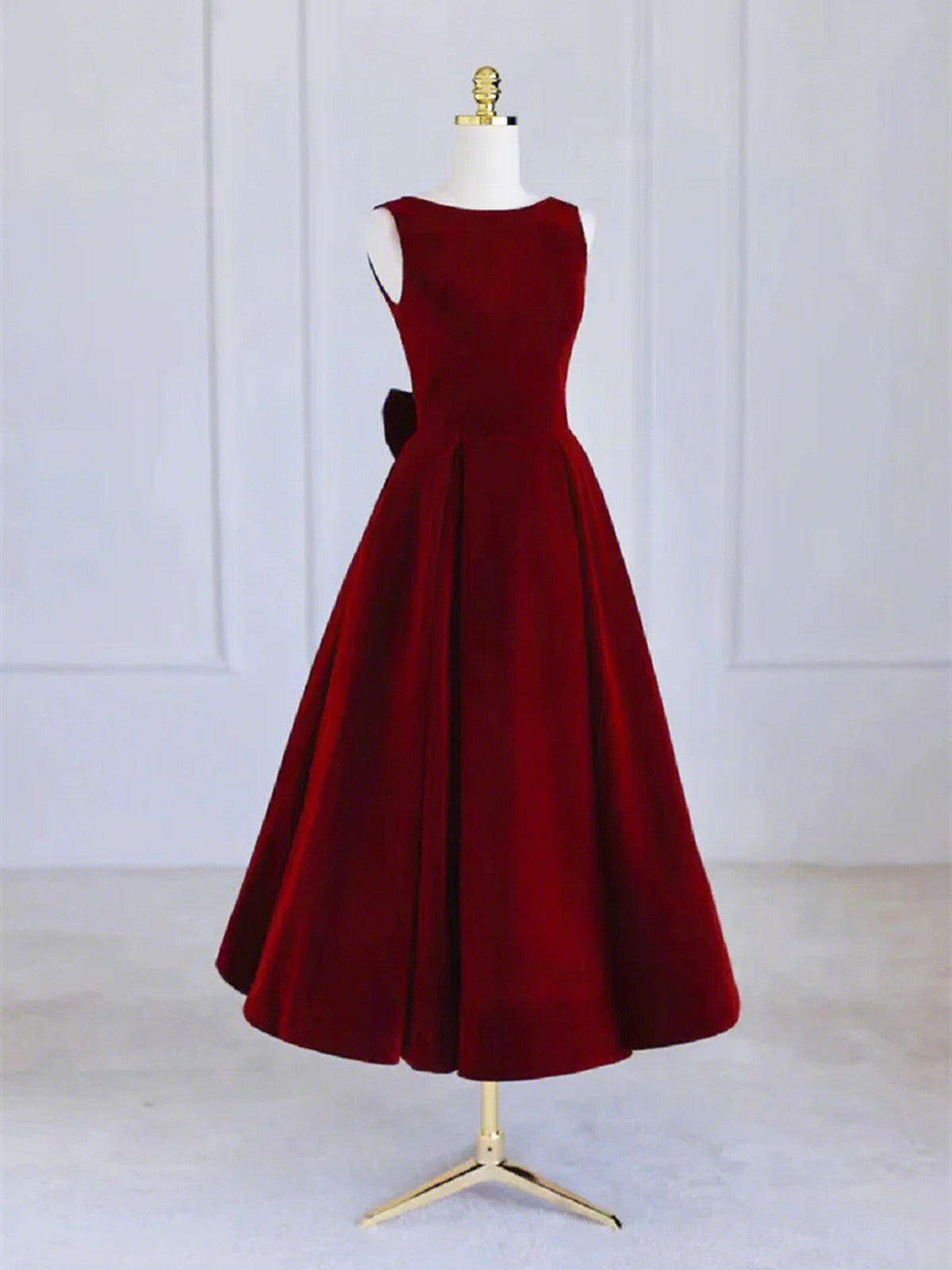 Vestido de fiesta de terciopelo rojo vino con corte A y largo hasta la rodilla 