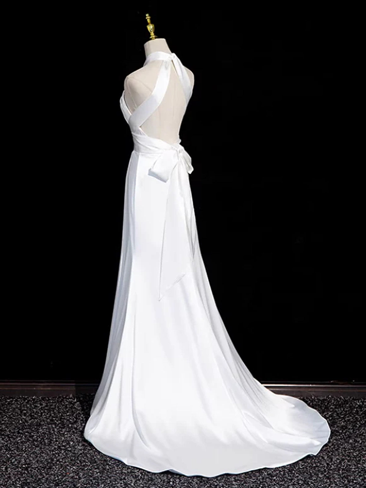 Vestido de novia de sirena con cuello halter y abertura en la pierna de satén blanco 