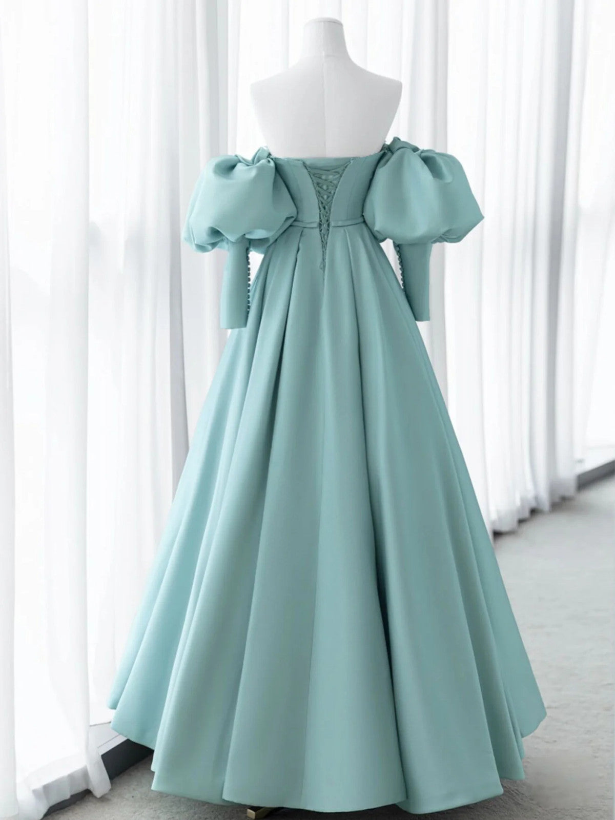 Vestido largo formal azul con escote en forma de A y mangas abullonadas 