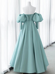 Vestido largo formal azul con escote en forma de A y mangas abullonadas 