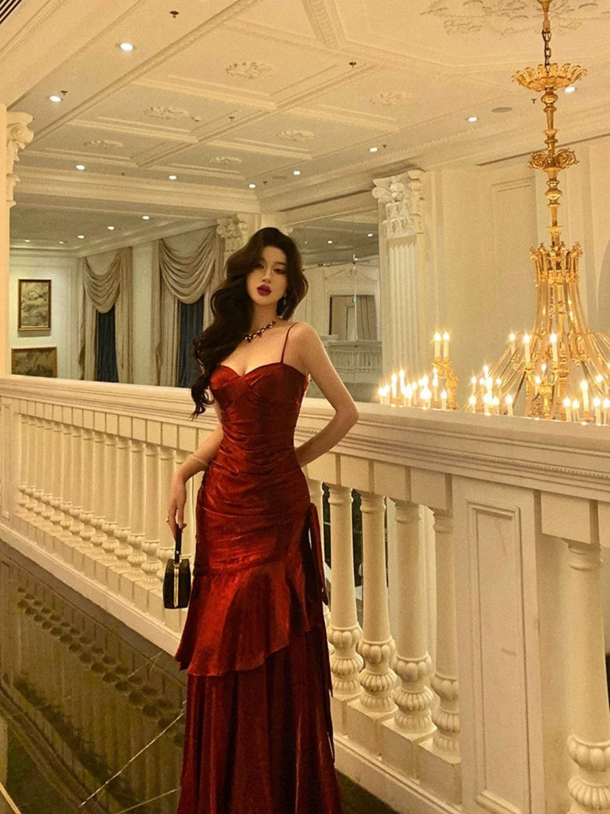 Vestido de fiesta elegante de satén con tirantes de sirena en color rojo vino 