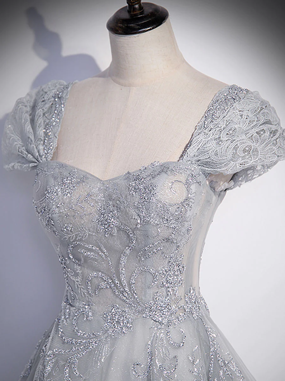 Vestido formal largo de tul gris con mangas cortas y corte en A 
