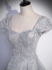Vestido formal largo de tul gris con mangas cortas y corte en A 