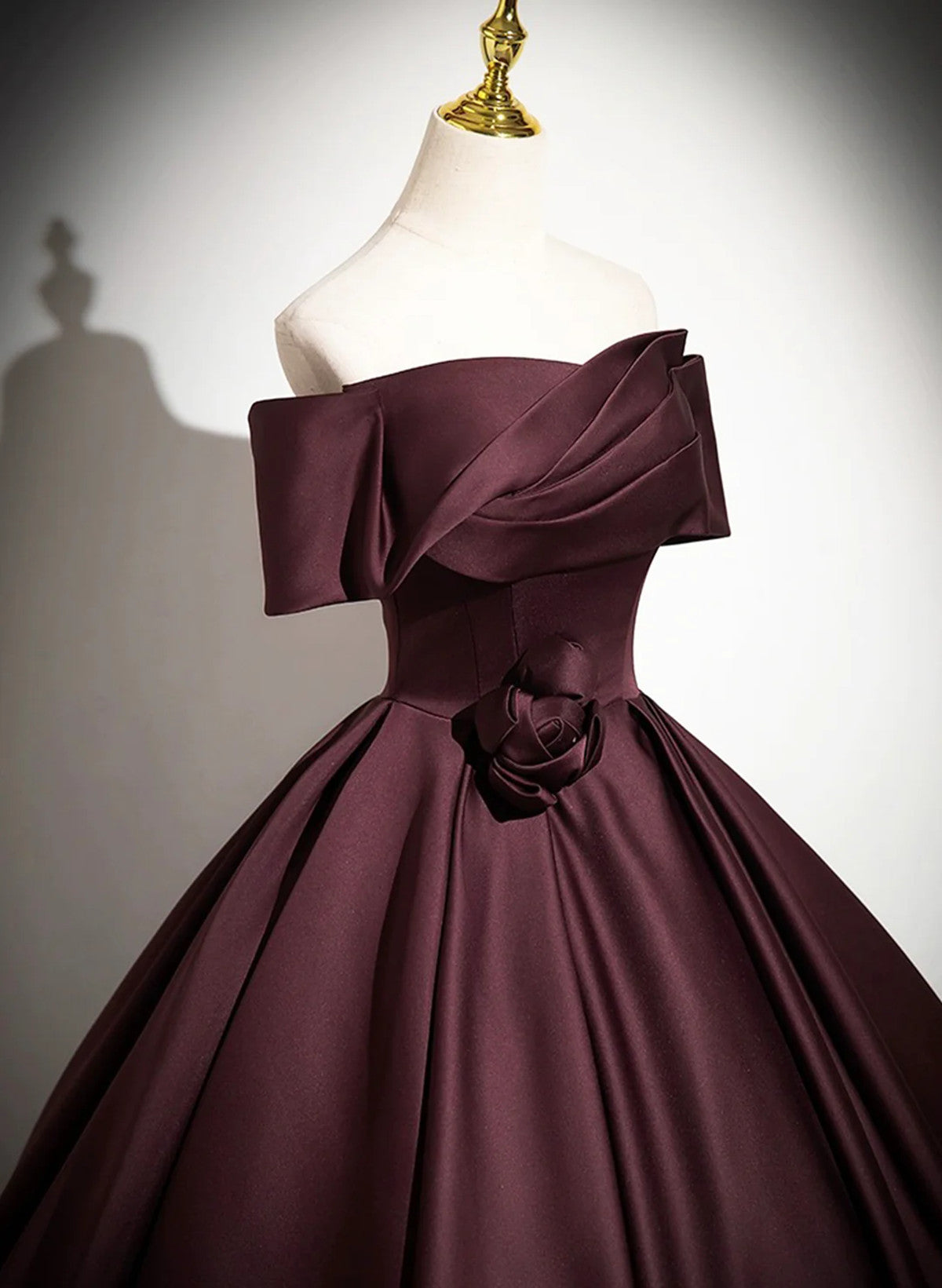 Vestido de fiesta largo de satén con hombros descubiertos en color granate 