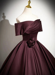 Vestido de fiesta largo de satén con hombros descubiertos en color granate 