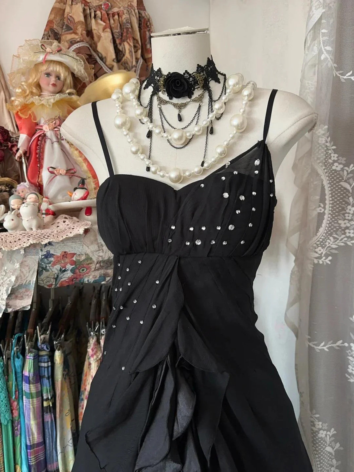 Vestido largo de fiesta de gasa negra con tirantes y cuentas 