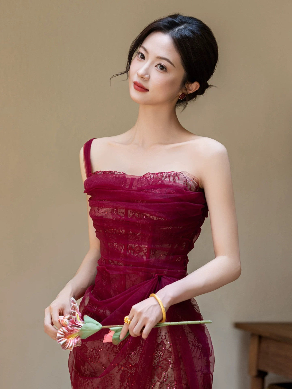 Vestido de fiesta de un solo hombro de tul y encaje rojo vino 