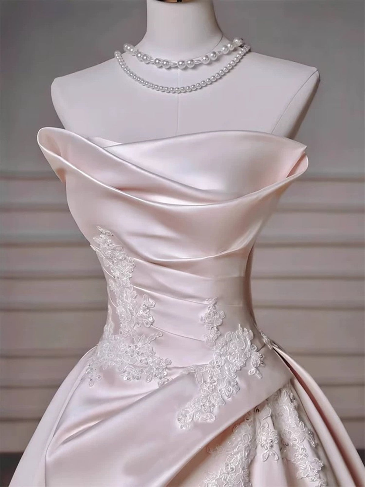 Vestido formal largo de satén rosa claro con apliques de encaje 