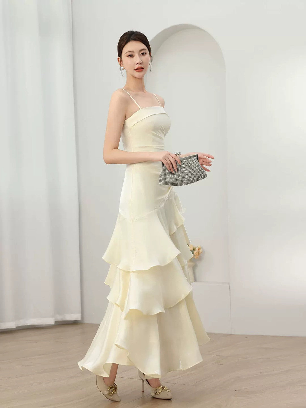 Vestido formal largo con escote corazón y tirantes de satén color marfil