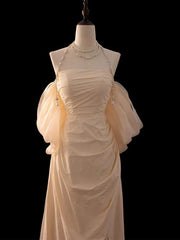Vestido formal largo de tafetán color marfil con escote en A y corte en A 