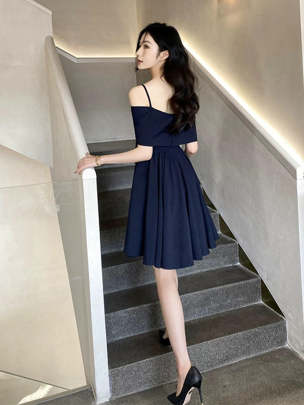 Vestido de fiesta azul marino hasta la rodilla con hombros descubiertos 