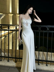 Vestido de noche largo de satén suave color marfil con encaje 