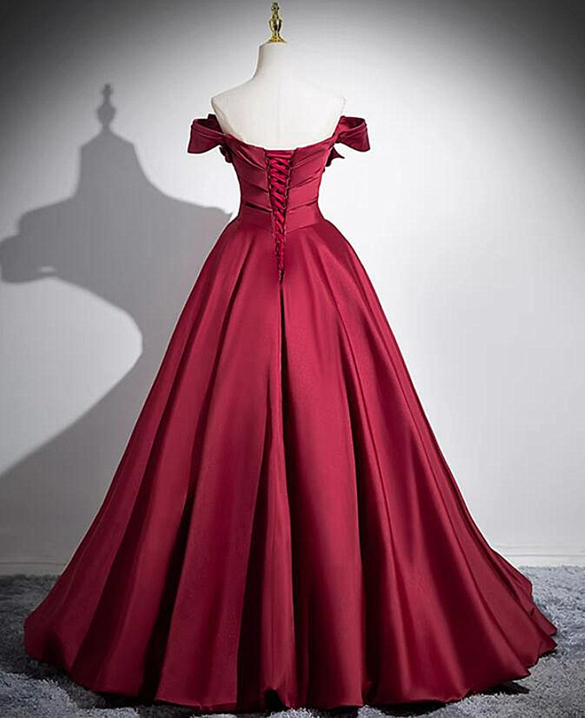 Vestido de fiesta de satén rojo vino con hombros descubiertos y largo hasta el suelo 