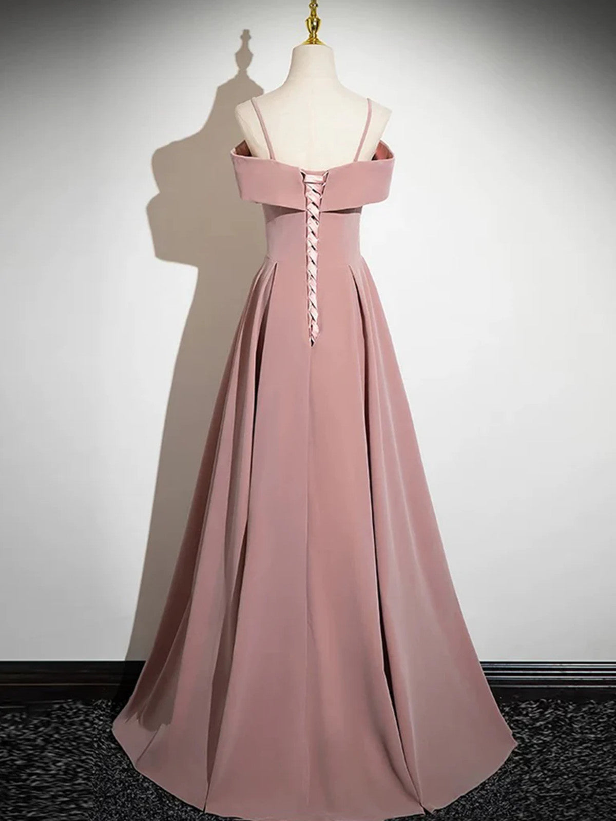 Vestido de fiesta rosa de corte A con escote en forma de corazón y tirantes al descubierto 