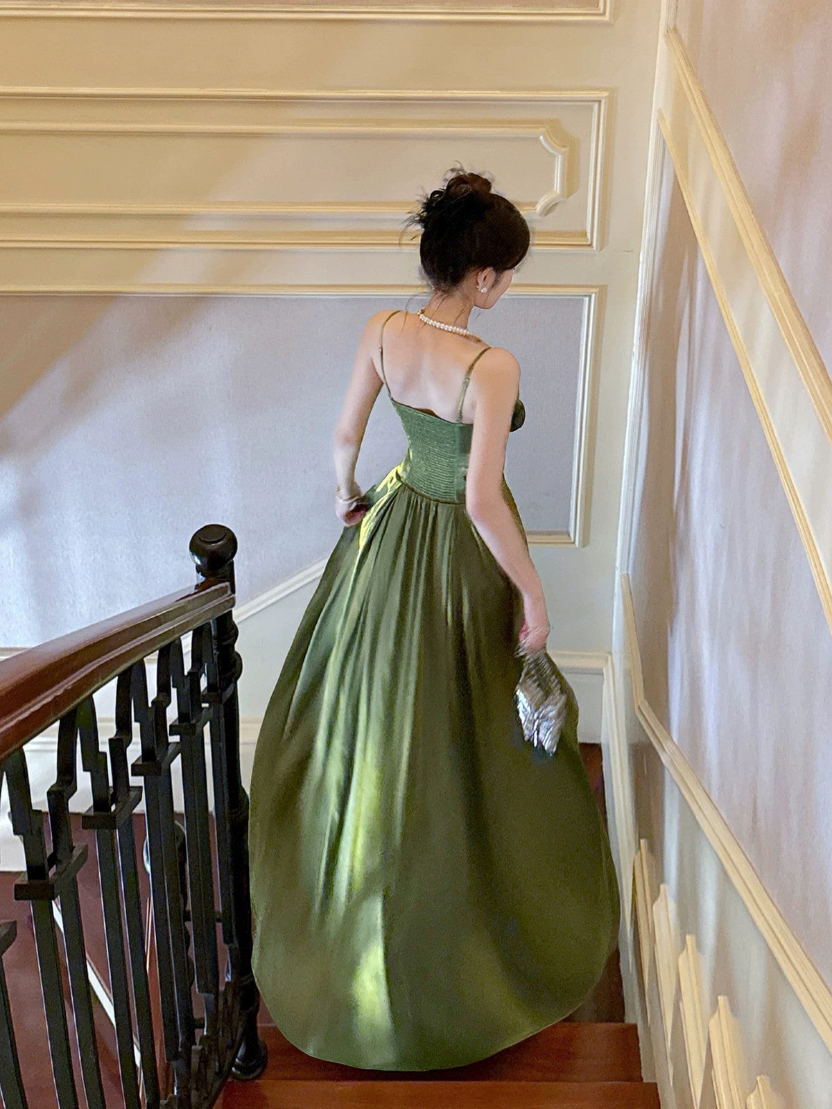 Vestido de fiesta largo de satén con tirantes verdes, corte A y abertura en la pierna 