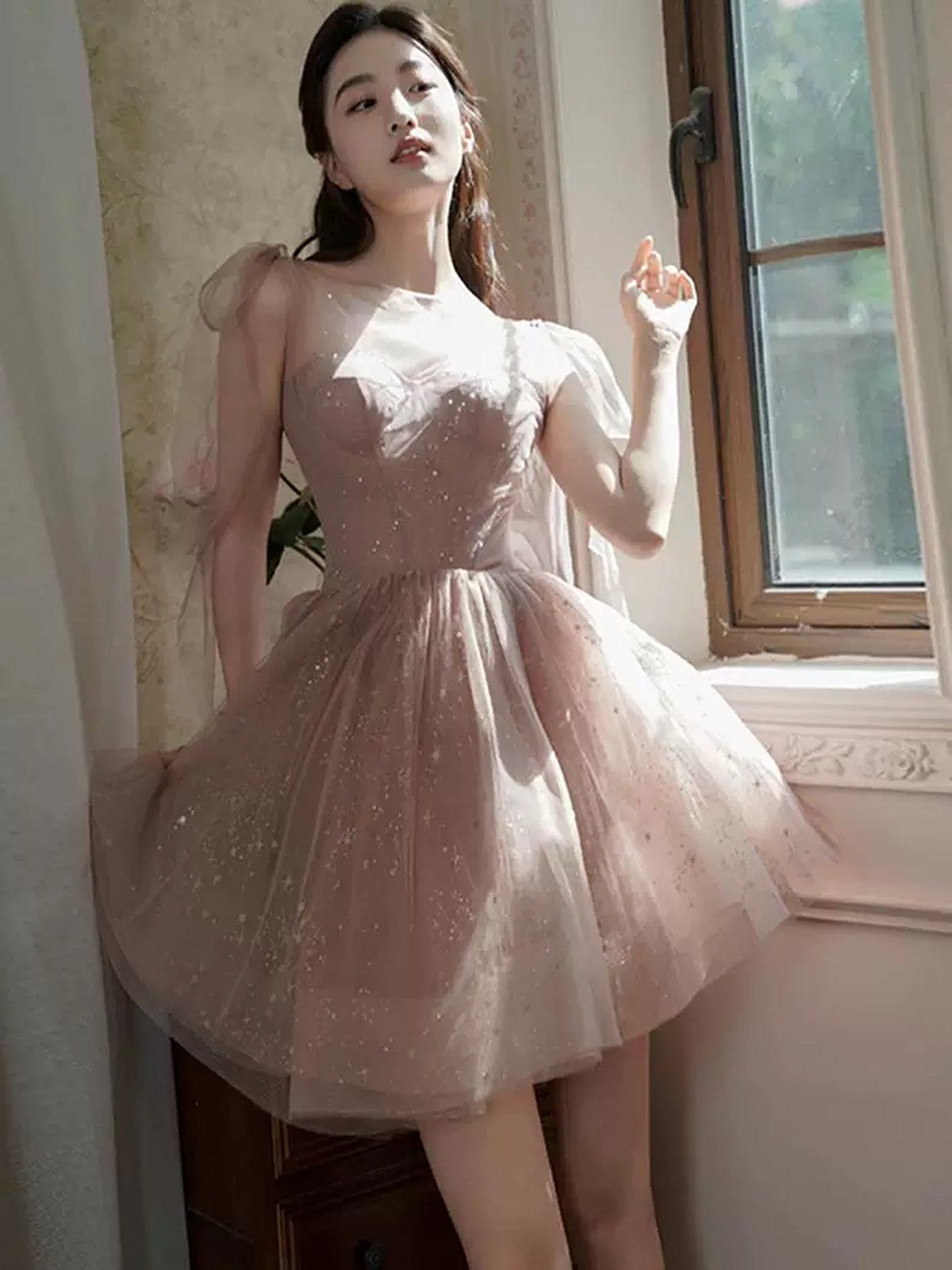 Lindo vestido de fiesta corto de tul brillante en color rosa oscuro con escote en forma de corazón 