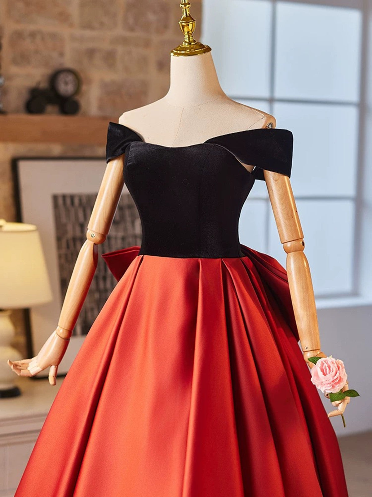 Vestido de fiesta de satén con hombros descubiertos en rojo y negro 