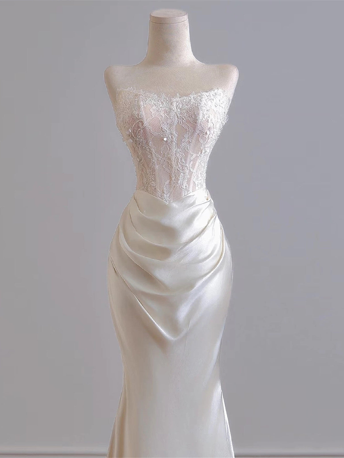 Vestido de fiesta largo de sirena sin tirantes de satén marfil