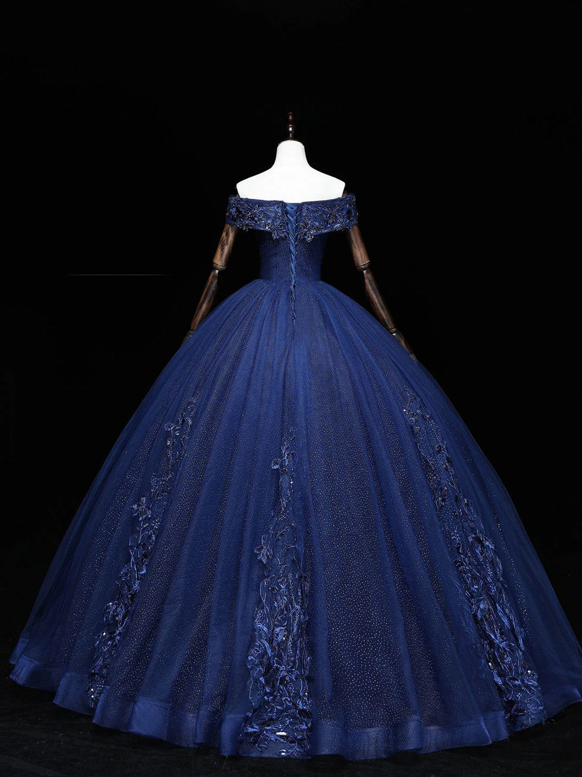 Vestido de fiesta azul marino con hombros descubiertos y tul 