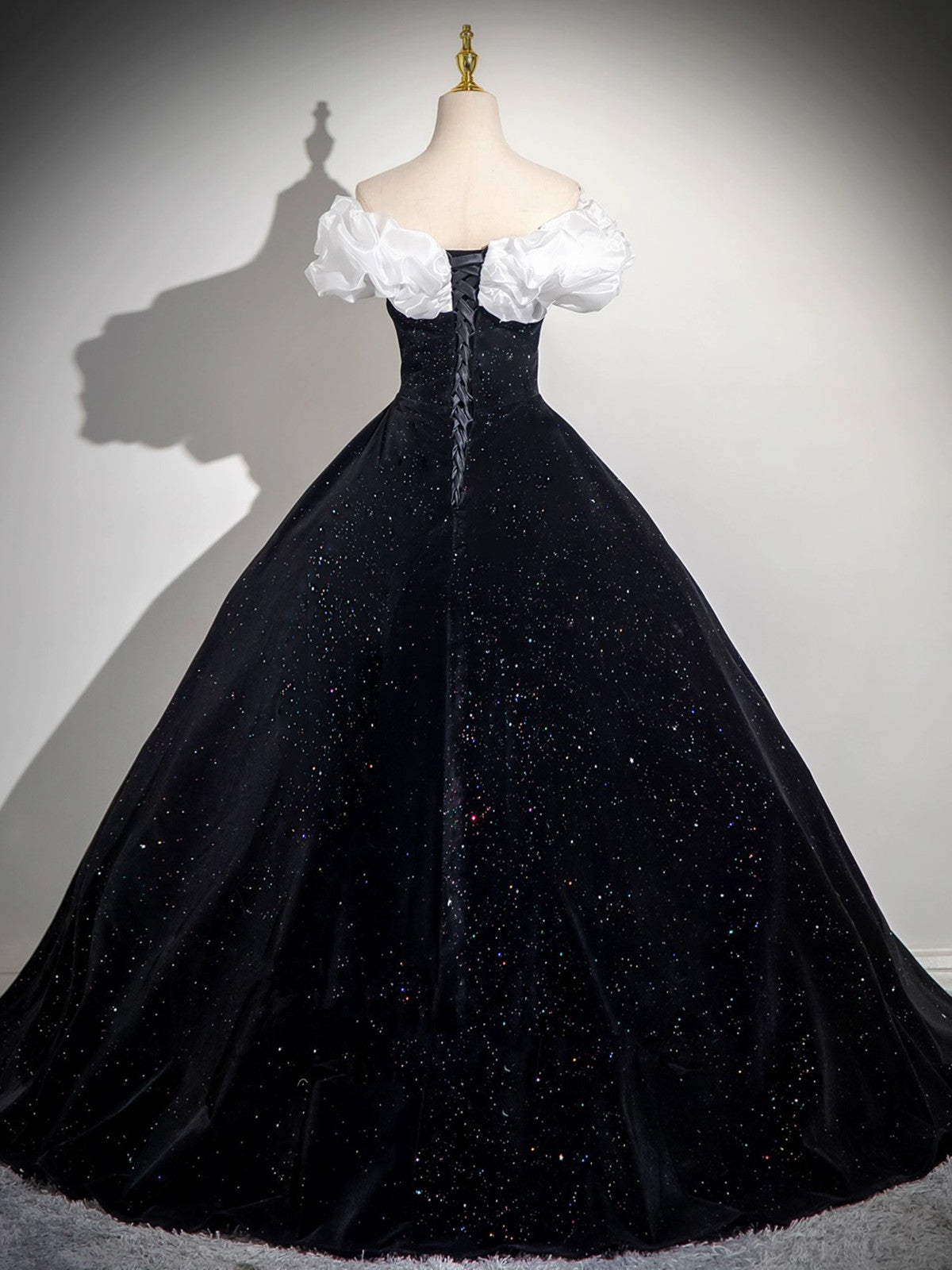 Vestido de fiesta largo de terciopelo negro con hombros descubiertos y escote redondo 
