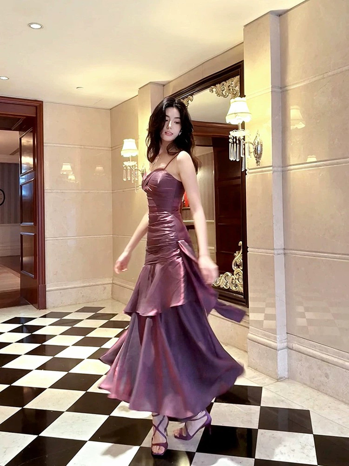 Precioso vestido formal largo de sirena con tirantes de satén morado 