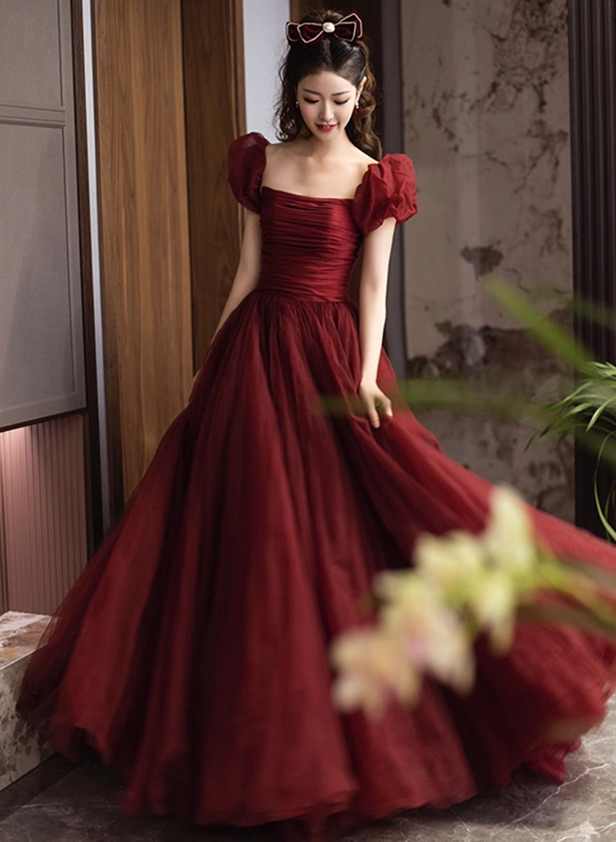 Vestido de fiesta largo de tul con mangas cortas en color rojo vino 