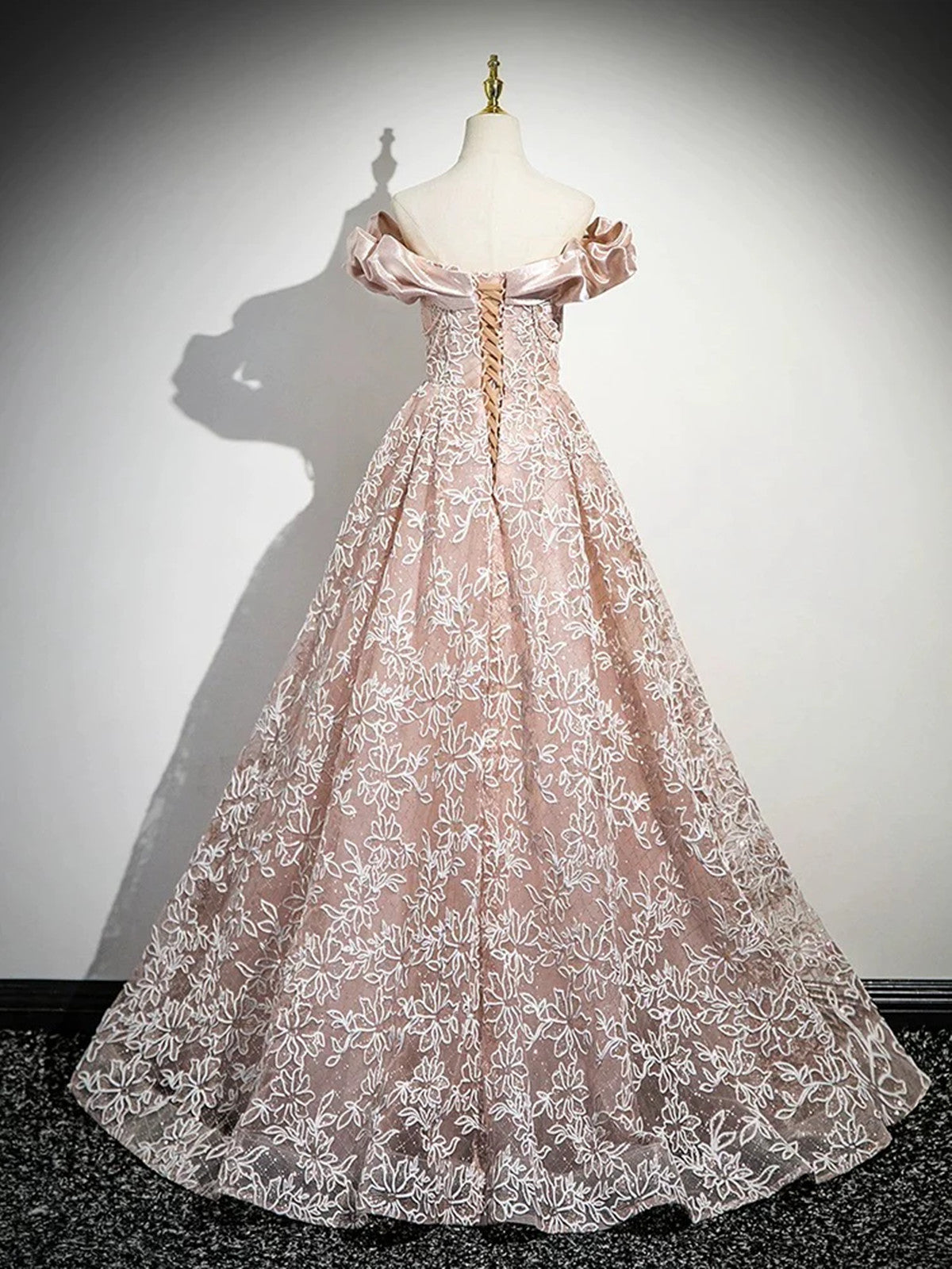 Vestido de fiesta largo de encaje rosa con hombros descubiertos y corte A 