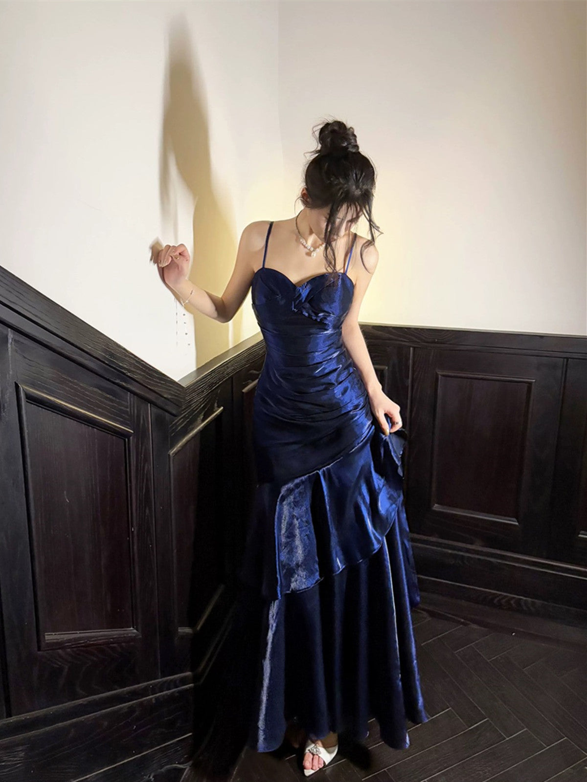 Vestido de fiesta de sirena con tirantes de corazón en azul marino 
