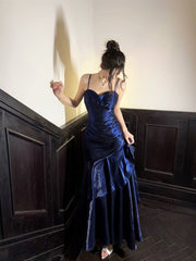 Vestido de fiesta de sirena con tirantes de corazón en azul marino 