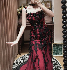 Vestido de fiesta de tul con apliques de encaje y tirantes de sirena color rojo vino 