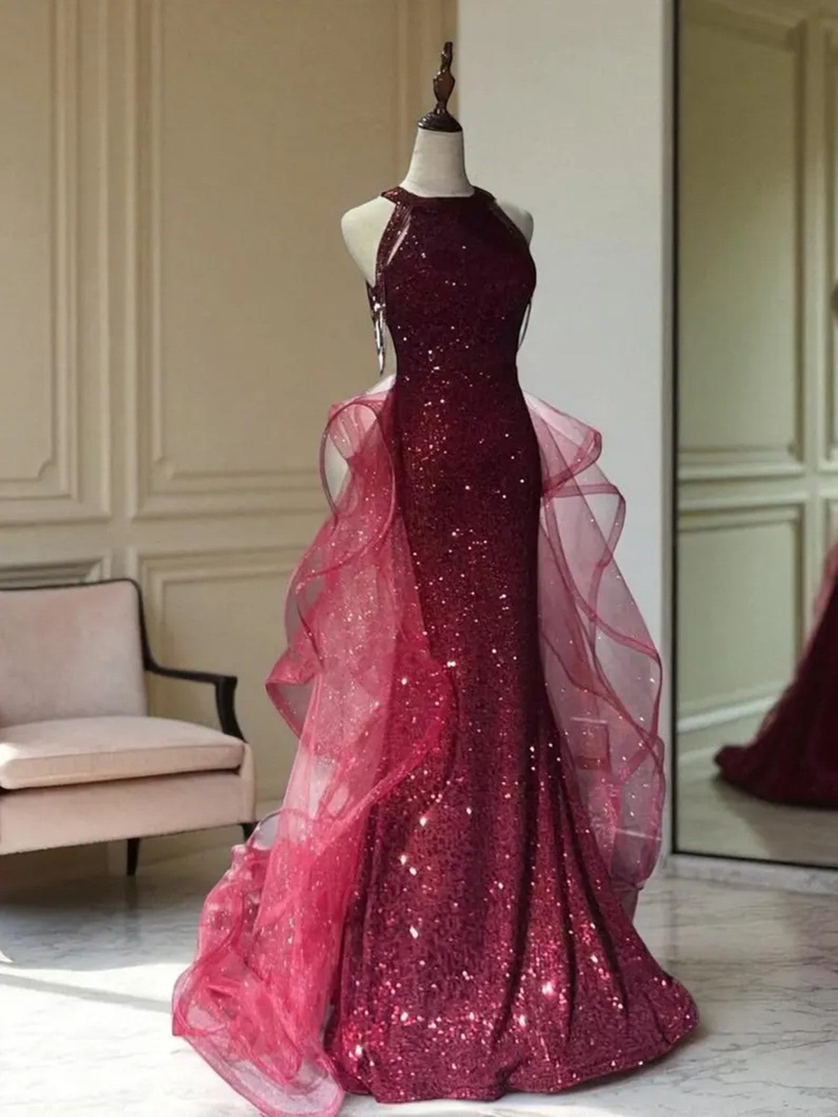 Precioso vestido de fiesta largo con cuello halter de tul y lentejuelas color rojo vino 