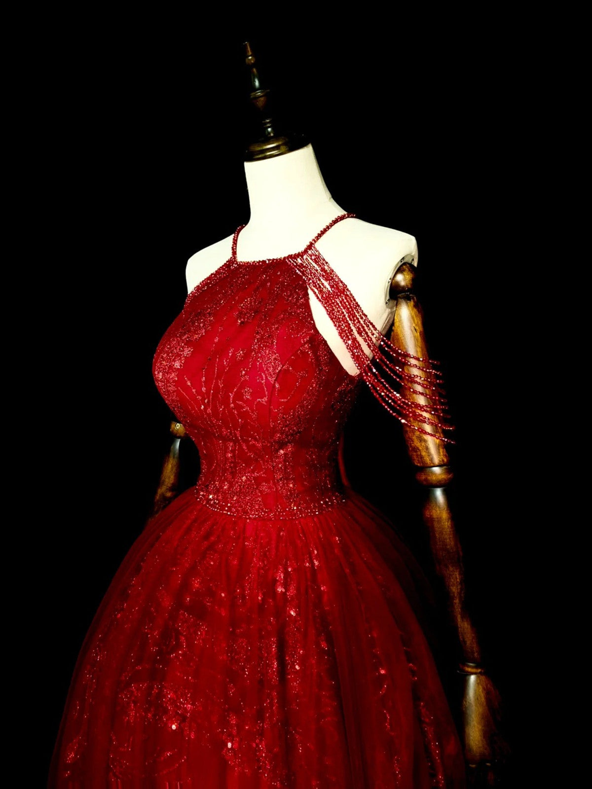 Vestido formal largo de tul rojo vino con cuentas y corte A con cuello halter 